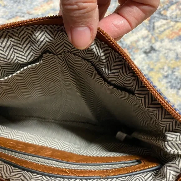 Elegant Plaid Crossbody Bag with Brown Trim - Picture 5 of 8